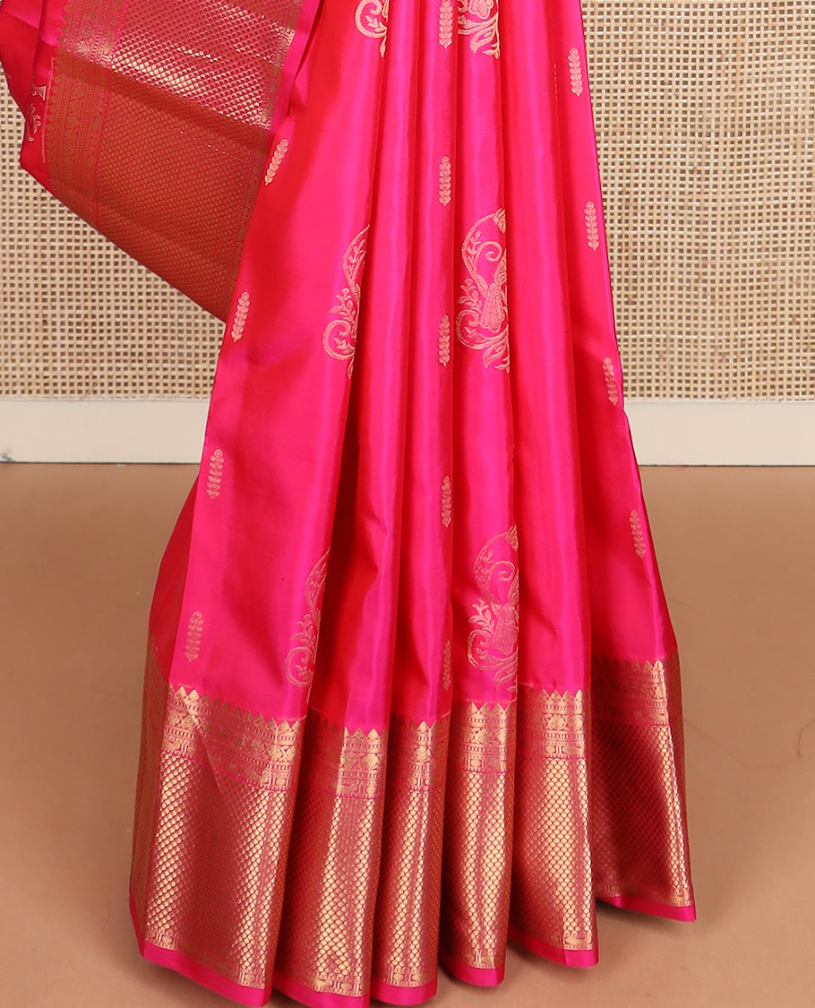 Pink zari buttas silk saree, zari border of thilakam mokku, muthu, kodi visiry, and then kuli kann designs, and traditional steeped pallu