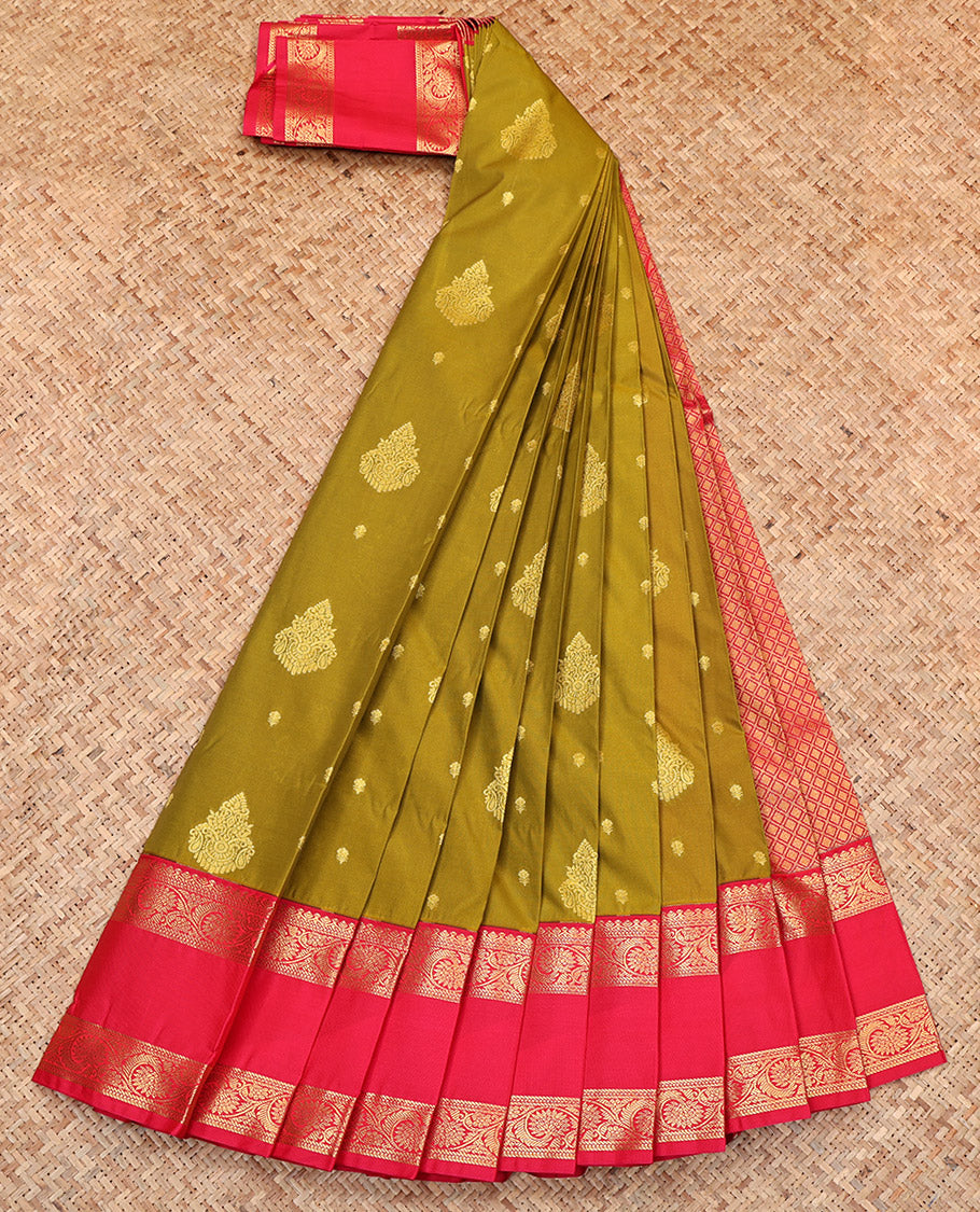 Green Budget Silk Saree, Woven with Zari Buttas, Contrast Tradittional Zari Rettai Pettu Border, Grand Pallu, and a Contrast Blouse