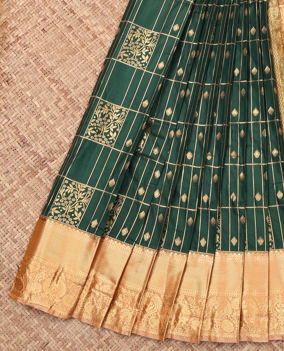 Green Budget Silk Saree, Decked Up with Zari Designs, Complemented by Contrast Traditional Zari Border, Jaal Pallu, and Contrast Blouse