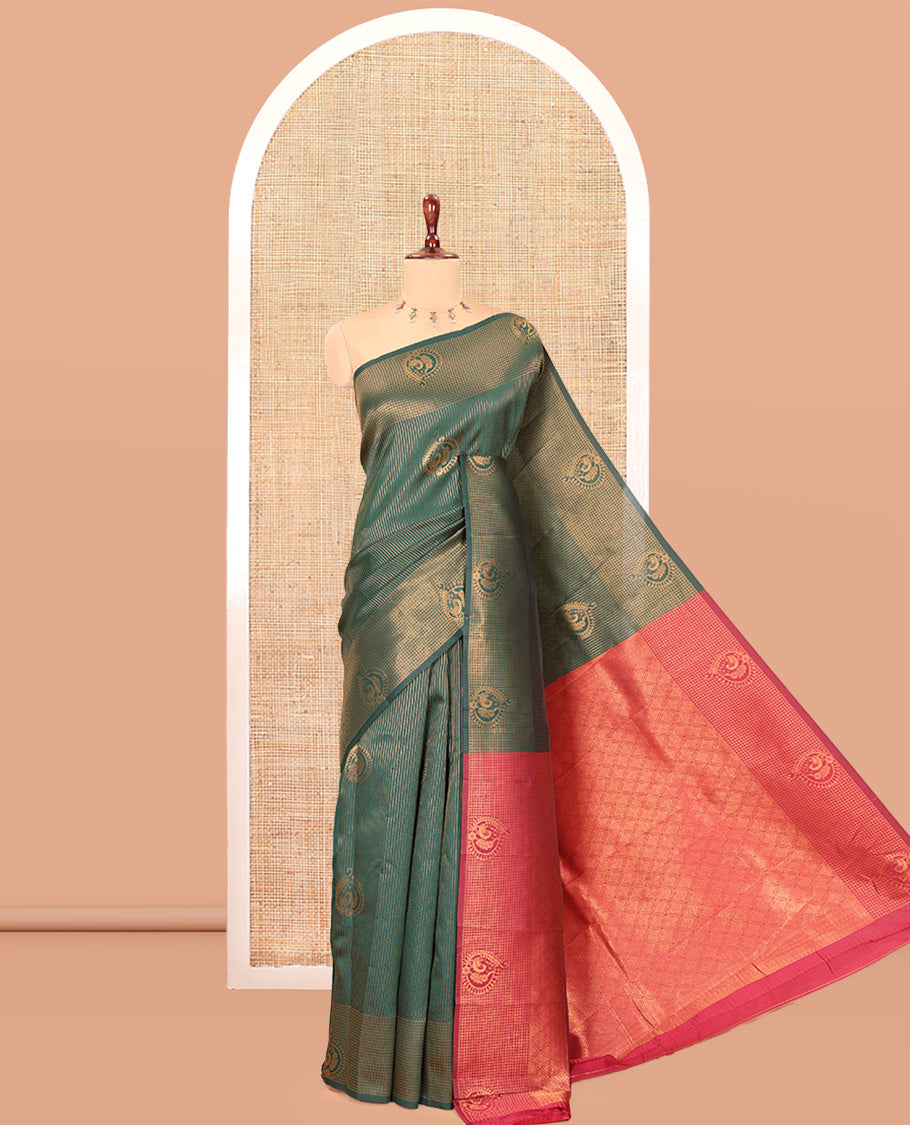 Green Art Kanchi Silk Saree, Adorned with Vaira Oosi and Zari Buttas, a Traditional Zari Border, Contrast Jaal Pallu, and a Contrast Blouse