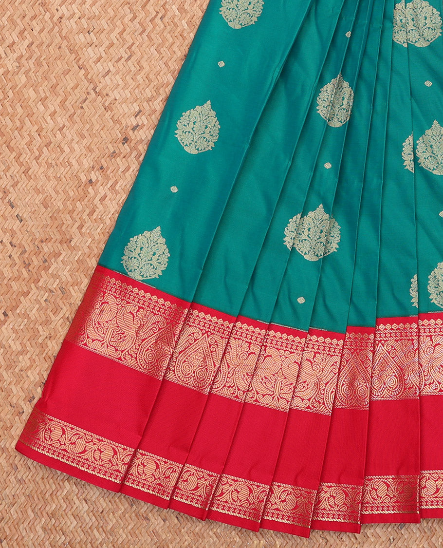 Green Budget Silk Saree, Adorned with Zari Buttas, Complemented by a Contrast Traditional Rettai Pettu Border, Grand Pallu, and a Contrast Blouse