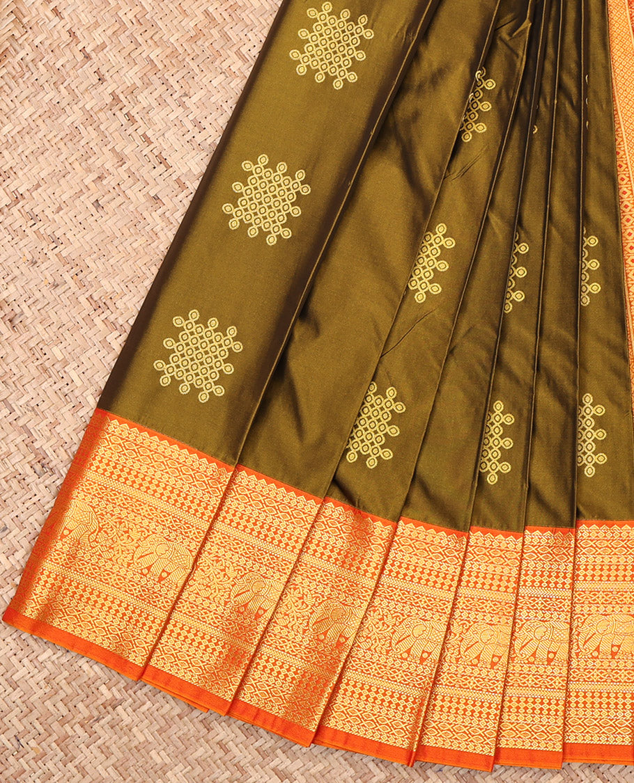 Green Budget Silk Saree Features Kolam Buttas, Complemented by a Contrast Traditional Zari Border, Grand Pallu, and a Contrast Blouse