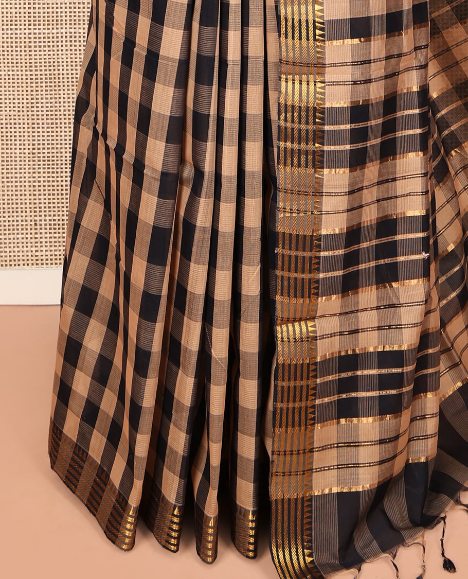 Multi-Color Checked Mangalgiri Cotton Saree, Highlighted by Zari Temple Border, Zari-Striped Pallu, and Paired with a Matching Blouse