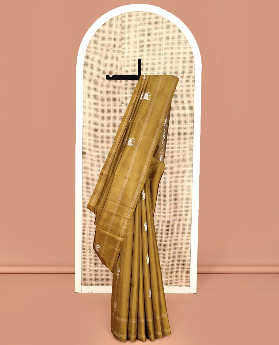 Green Mayuri Soft Silk Saree, Artfully Woven with Horse Buttas All Over Its Body, Highlighted by Stripes Border, Pallu of House and Elephant Motifs, and Paired with a Matching Blouse