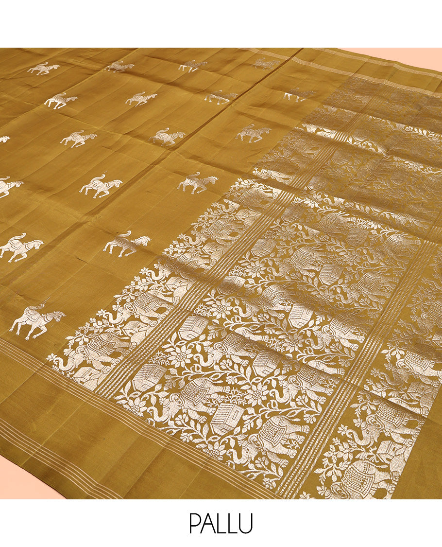 Green Mayuri Soft Silk Saree, Artfully Woven with Horse Buttas All Over Its Body, Highlighted by Stripes Border, Pallu of House and Elephant Motifs, and Paired with a Matching Blouse