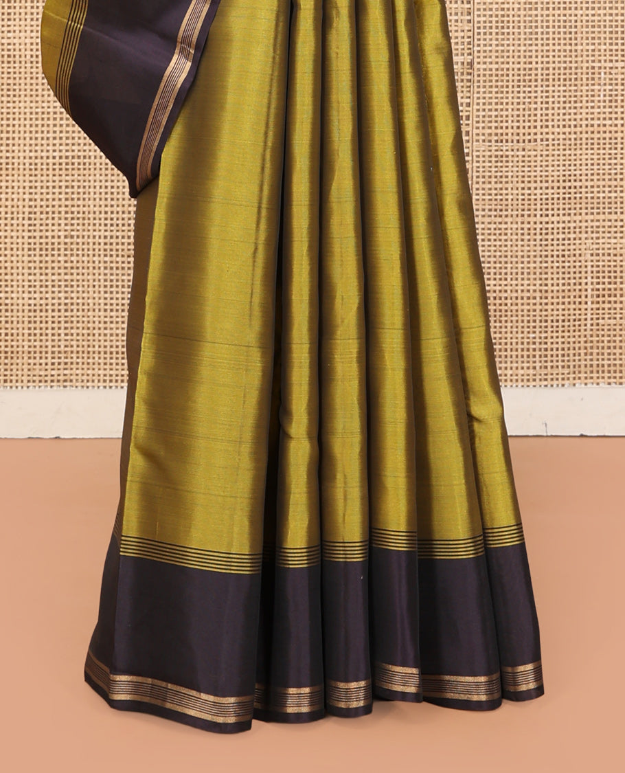 Green Mayuri Lite Silk Mix Saree, Subtly Enriched with Zari Buttas, Complemented by a Contrast Border, Geometric Pallu, and a Contrast Blouse