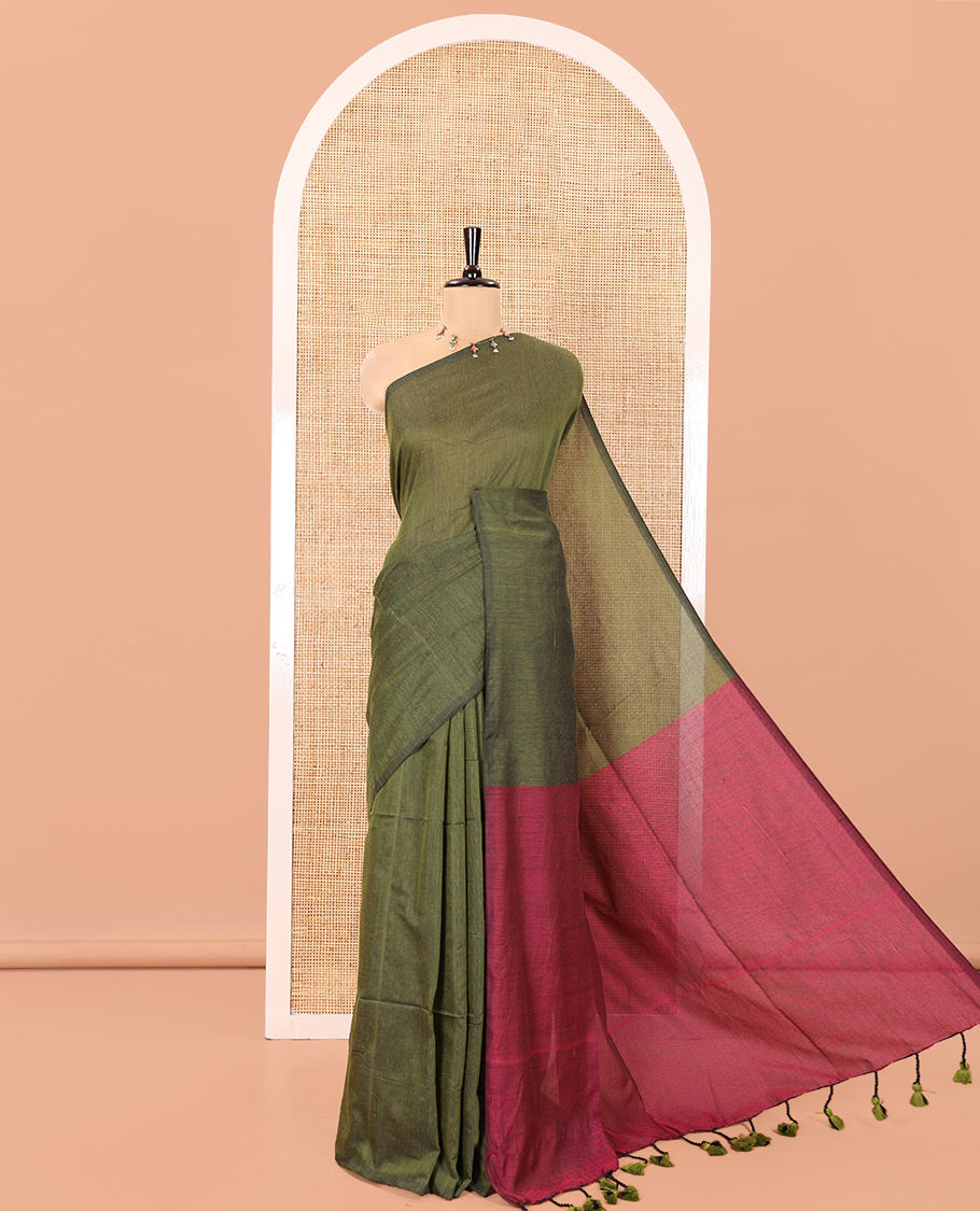 Borderless Green and Red Plain Khadi Mul Cotton Saree, Highlighted by Captivating Contrast Colored Pallu, and Paired with a Contrast Blouse