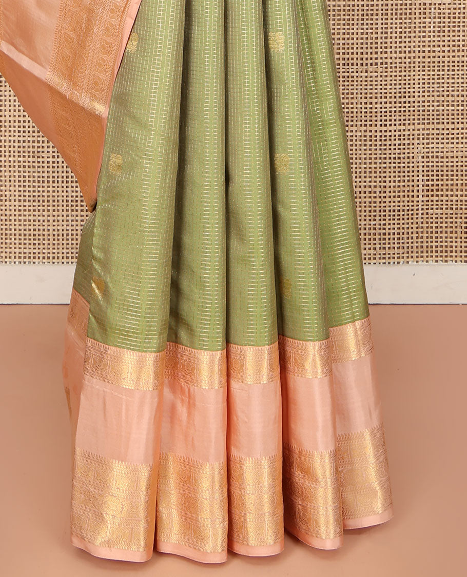 Green Vasundhara Silk Saree, Steeped in Richness with Mayil Chakram Buttas and Checked Design, Complemented by a Contrast Rettai Pettu Border of Iruthalai Pakshi, Banaras, Muthu, and Kodi Visiry Designs, Grand Jaal Pallu, and Paired with a Contrast Blouse