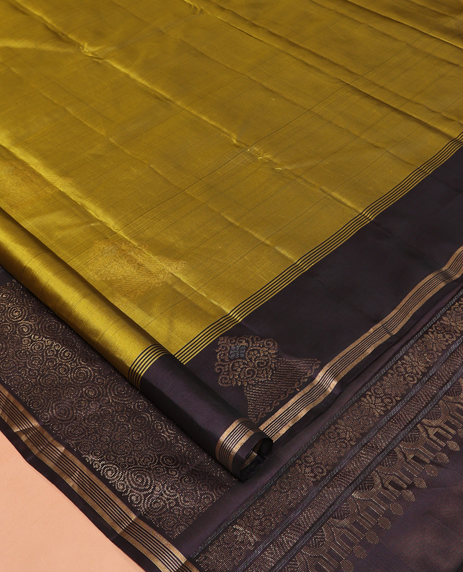 Green Mayuri Lite Silk Mix Saree, Subtly Enriched with Zari Buttas, Complemented by a Contrast Border, Geometric Pallu, and a Contrast Blouse