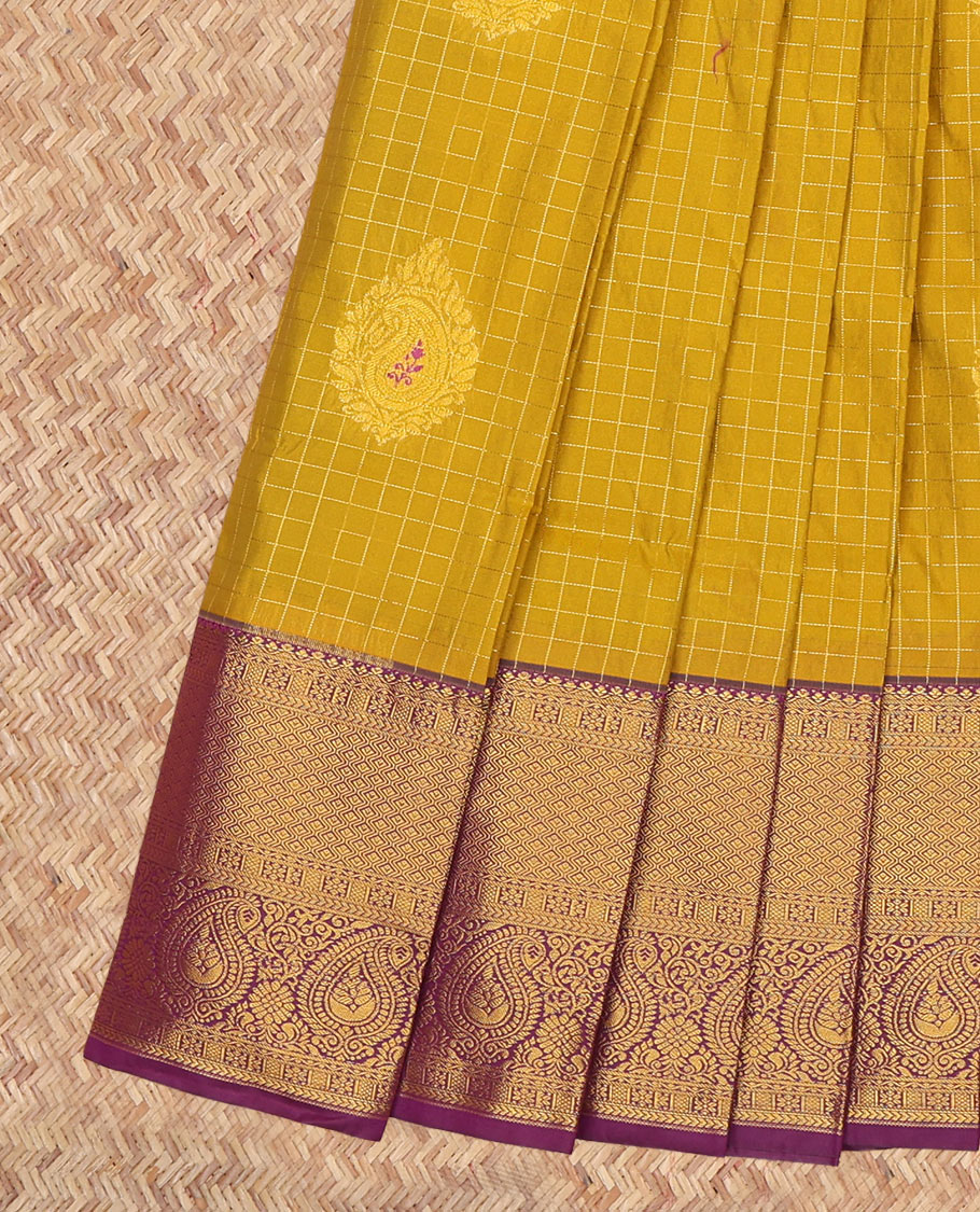Green Budget Silk Saree, Adorned with Zari Buttas and Checks, a Contrast Traditional Zari Border, Grand Pallu, and a Contrast Blouse
