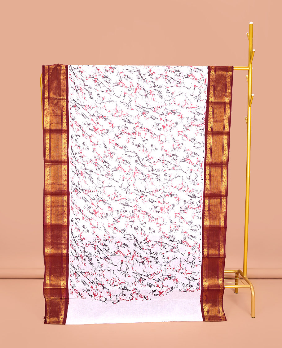 White-Red Sungudi Cotton Saree, Uniquely Printed with Paint-Like Splashes on Its Body, Complemented by a Contrast Traditional Zari Design Border, Zari-Striped Pallu, and Has No Blouse