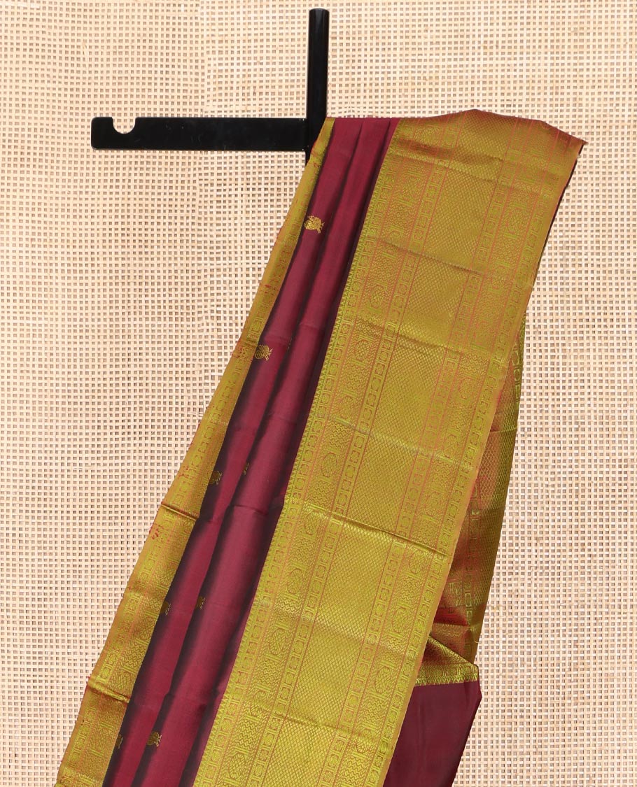 Maroon Kanchipuram Silk Saree, Delicately Woven with Mayil and Chakram Thread Buttas, Complemented by a Contrast Border of Rekku, Kamalam, Poun, Chakram, Kuyil Kann, and Then Kuli Kann Designs, Jaal Design Pallu, and Paired with a Contrast Blouse
