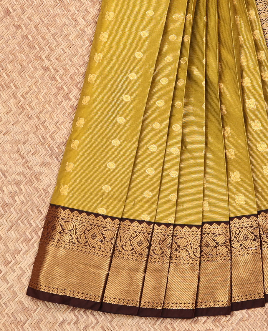 Green Budget Silk Saree, Woven with Peacock and Chakram Buttas on Its Body, Complemented by a Contrast Traditional Zari Design Border, Grand Jaal Pallu, and Paired with a Contrast Blouse