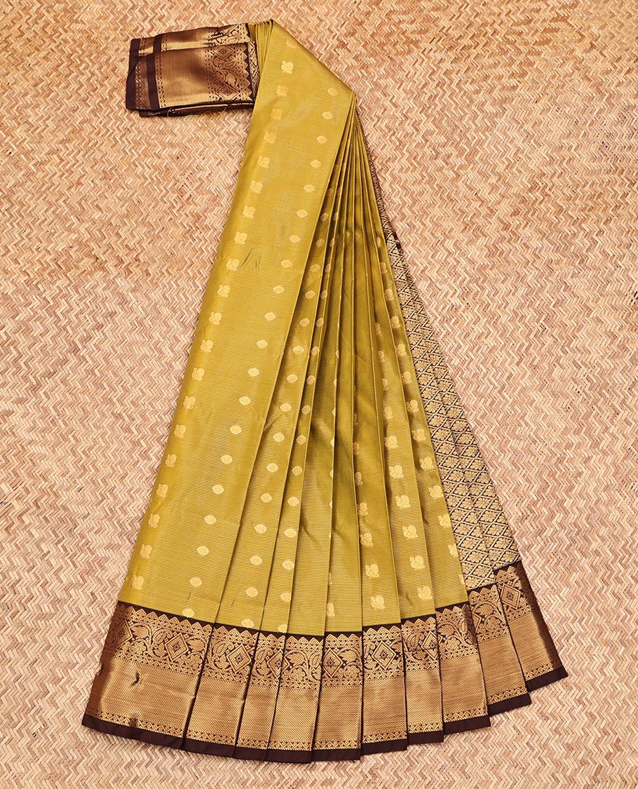 Green Budget Silk Saree, Woven with Peacock and Chakram Buttas on Its Body, Complemented by a Contrast Traditional Zari Design Border, Grand Jaal Pallu, and Paired with a Contrast Blouse