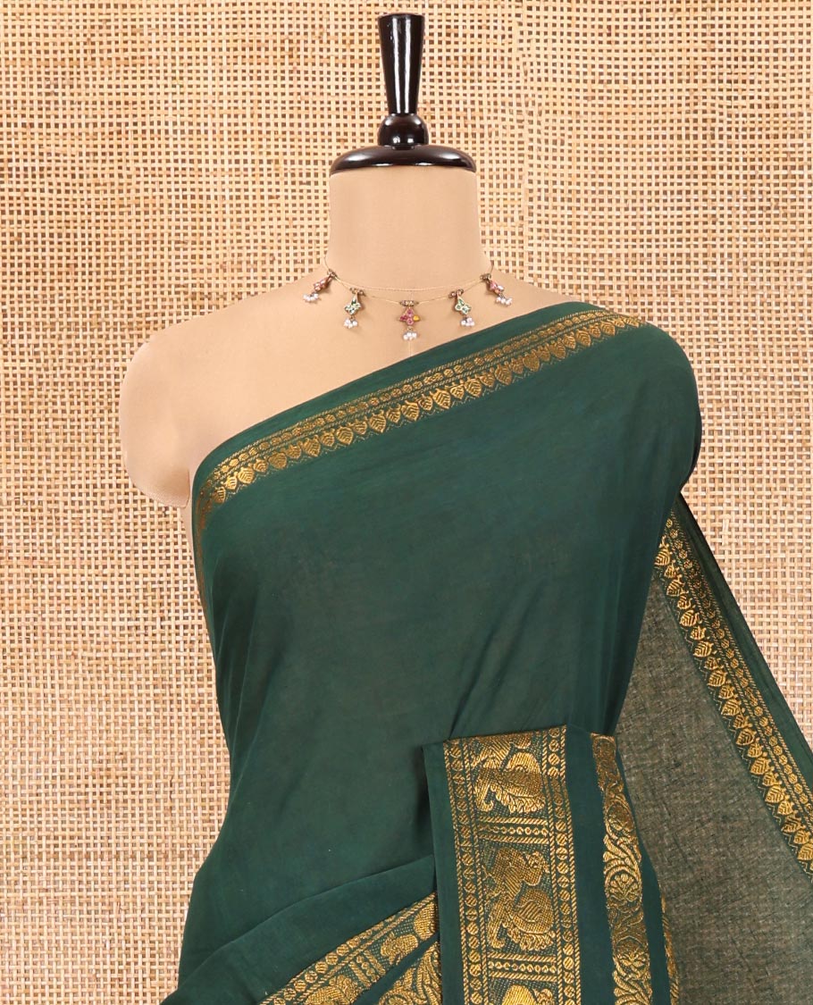 Green Plain Sungudi Cotton Saree, Highlighted by Traditional Zari Border of Peacock and Floral Creeper Designs, Subtly Striped Pallu, and Paired with a Contrast Blouse