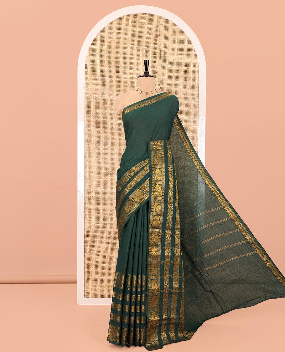 Green Plain Sungudi Cotton Saree, Highlighted by Traditional Zari Border of Peacock and Floral Creeper Designs, Subtly Striped Pallu, and Paired with a Contrast Blouse