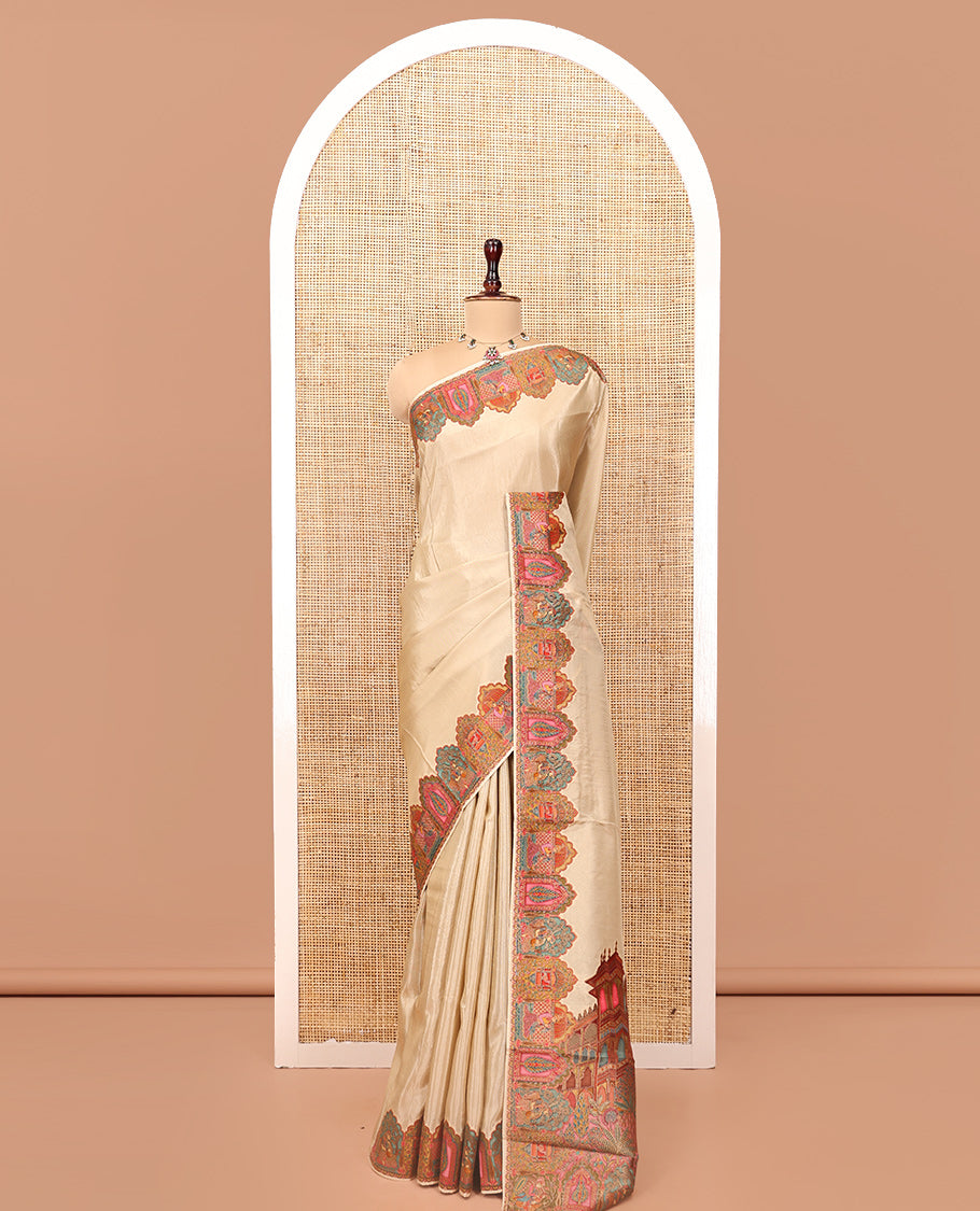 Cream Plain Dola Silk Saree, Complemented by Captivating Contrast Border of Meenakari-style Mughal Human Figurines, Pallu Artfully Pictures Mughal Human Figurines, and Paired with a Matching Blouse