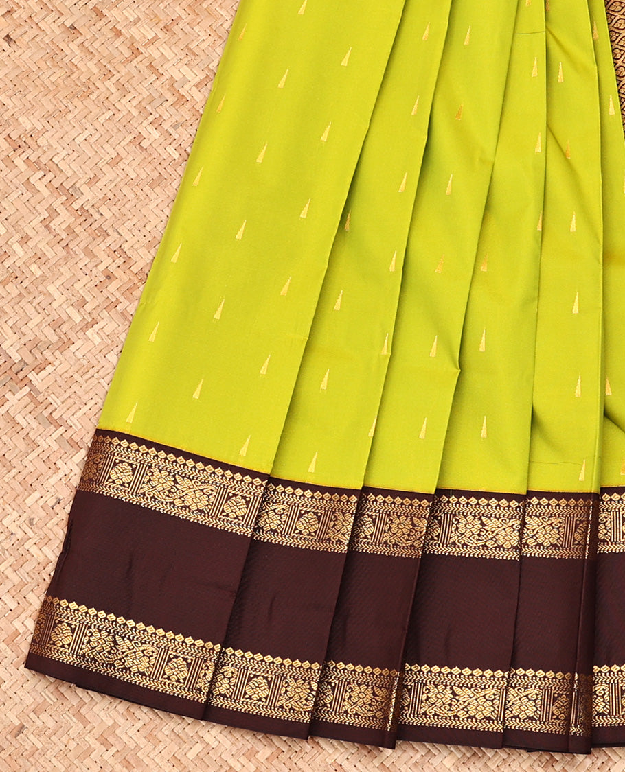 Green Budget Silk Saree, Embellished With Buttas On Its Body, Complemented by Contrast Rettai Pettu Traditional Zari Designs Woven Border, Grand Jaal Pallu and Paired with a Contrast Blouse
