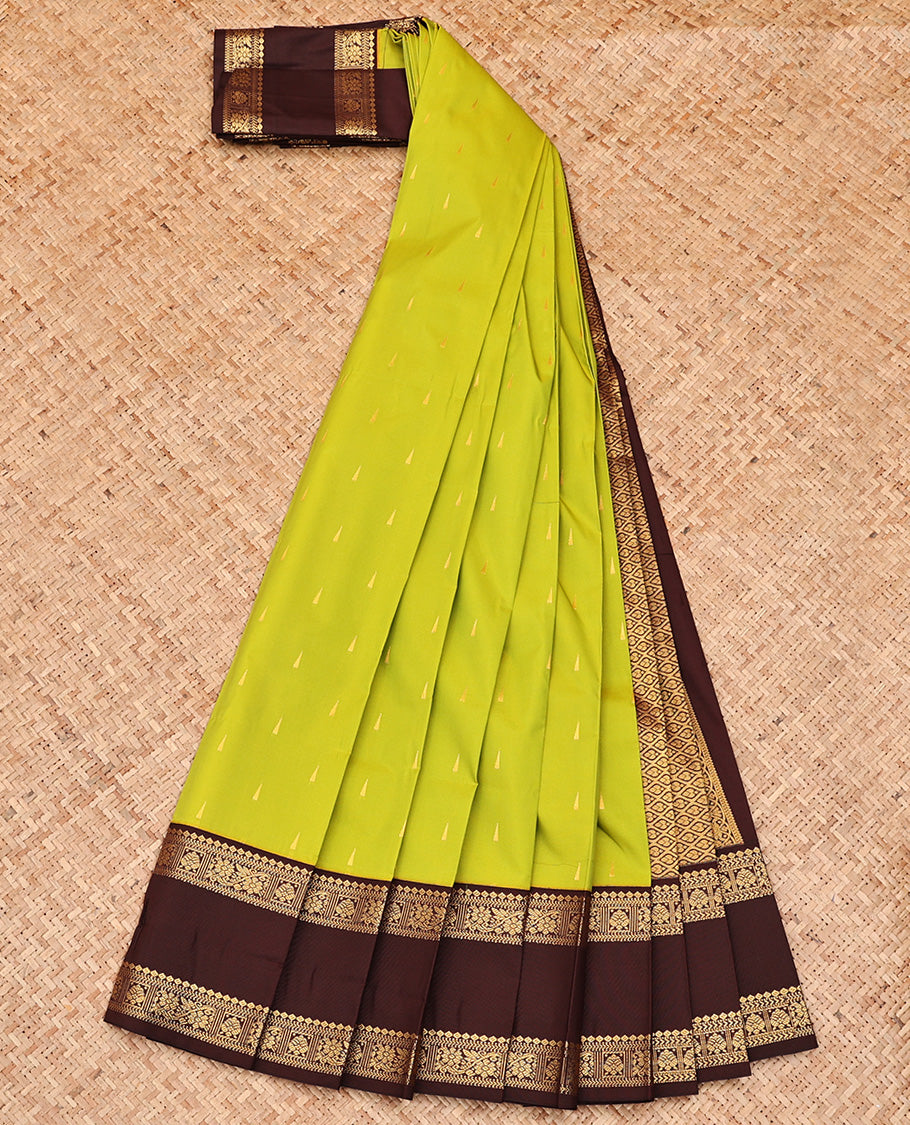 Green Budget Silk Saree, Embellished With Buttas On Its Body, Complemented by Contrast Rettai Pettu Traditional Zari Designs Woven Border, Grand Jaal Pallu and Paired with a Contrast Blouse