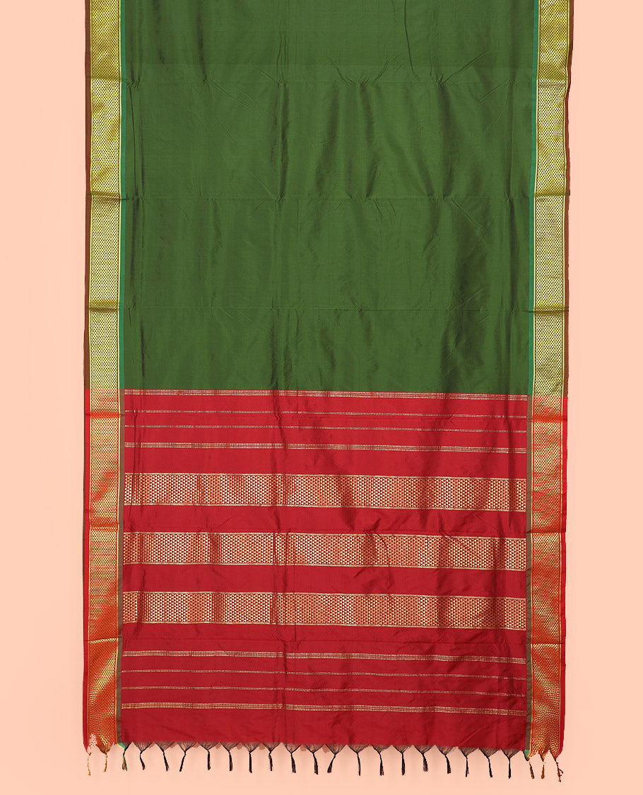 Green Plain Ten-Yard Art Silk Saree, Complemented by a Contrast Traditional Ara Maadam Border, and Pallu Elevated with Traditional Ara Maadam Designs