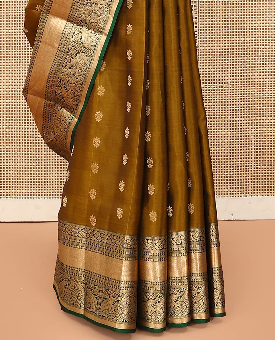 Green Vasundhara Lite Silk Mix Saree, Elevated with Zari Buttas, Complemented by a Contrast Border of Muthuy, Kodi Visiry, Mayil, and Yaanai Designs, Pallu of Floral Designs, and Paired with a Contrast Blouse