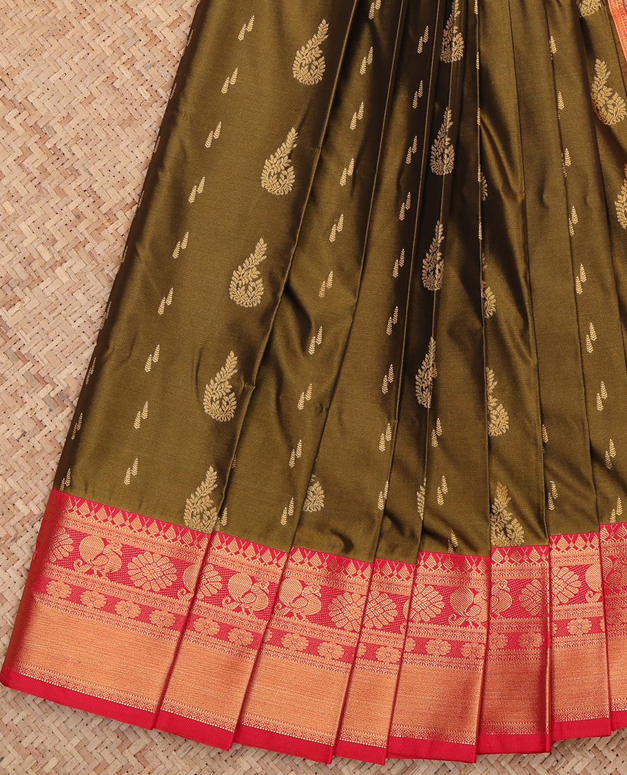 Green Budget Silk Saree, Mesmerized with Zari Buttas, a Contrast Traditional Zari Border, Grand Pallu, and a Contrast Blouse