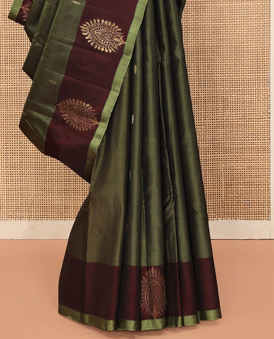 Green Kanchipuram Silk Saree, Adorned with Zari Buttas on Its Body, Complemented by a Contrast Border of Zari Designs, Pallu Pictures Intricate Zari Designs, and Paired with a Contrast Blouse