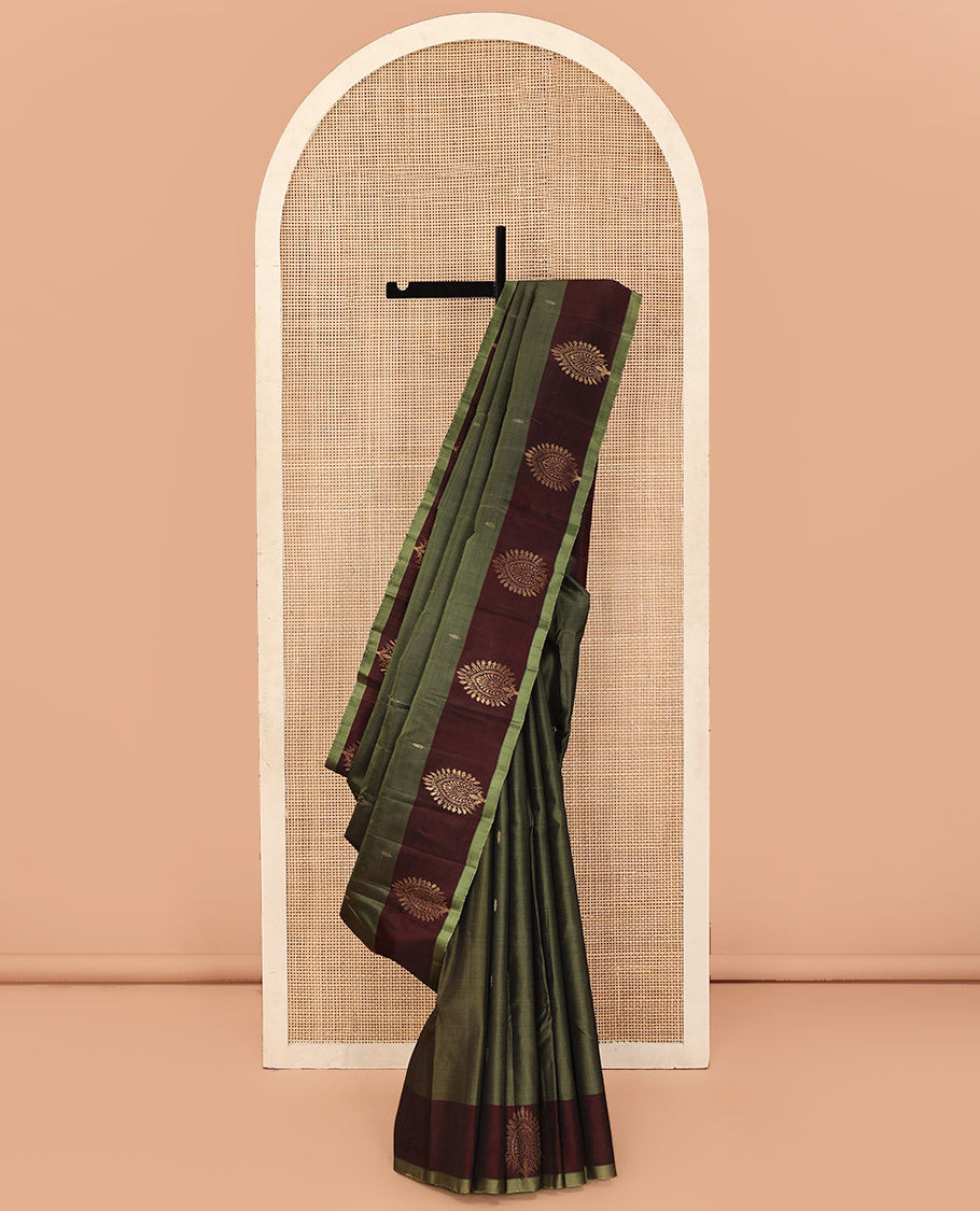 Green Kanchipuram Silk Saree, Adorned with Zari Buttas on Its Body, Complemented by a Contrast Border of Zari Designs, Pallu Pictures Intricate Zari Designs, and Paired with a Contrast Blouse