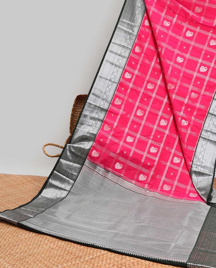 Pink paisely enclosed checked design gift saree with contrast intricate zari design border & checked zari design pallu