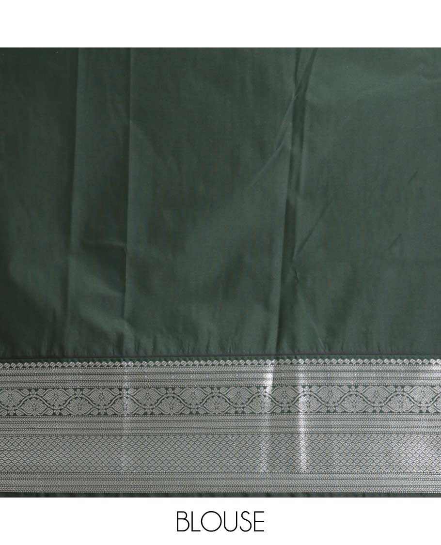 Pink paisely enclosed checked design gift saree with contrast intricate zari design border & checked zari design pallu
