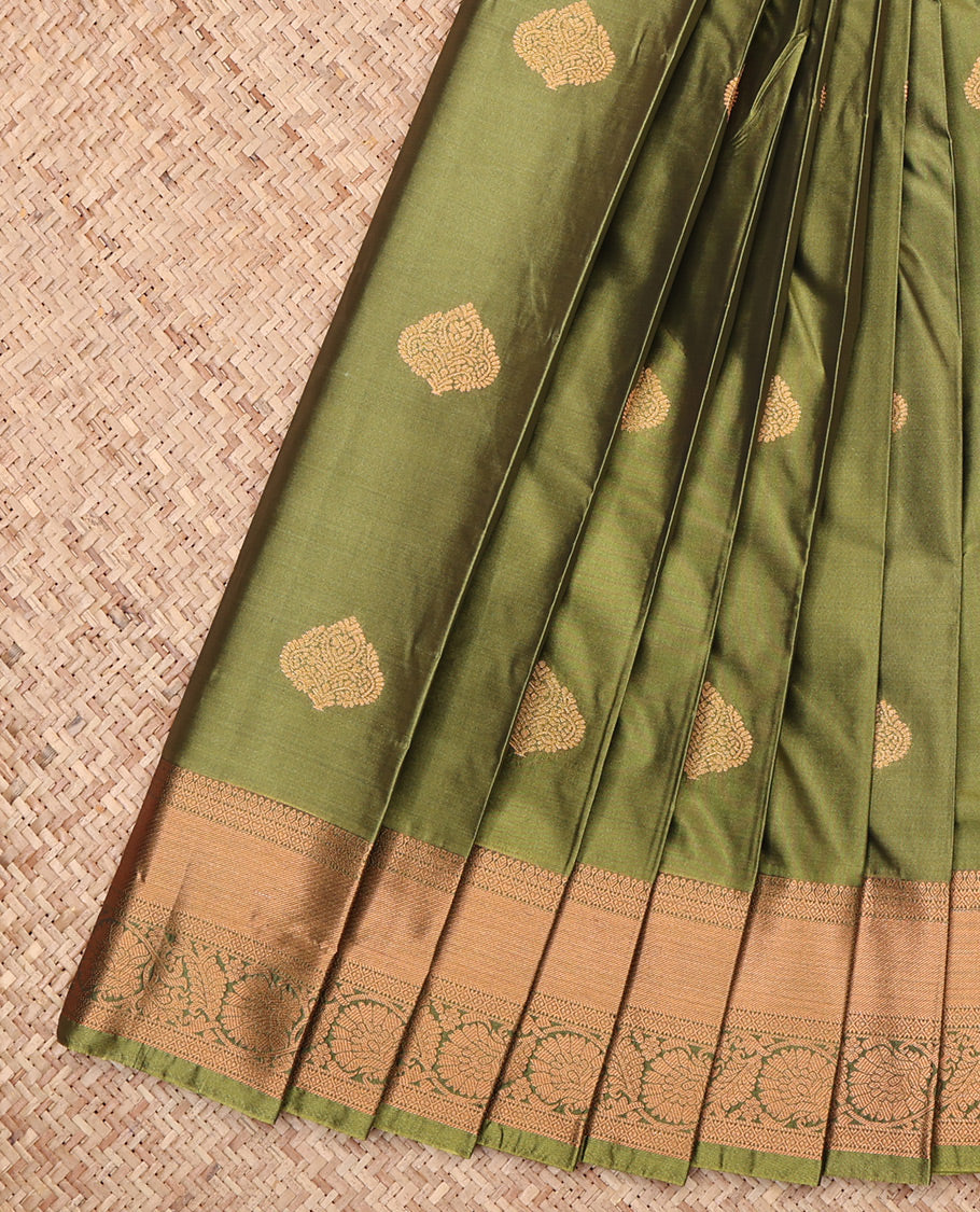 Green Budget Silk Saree, Woven with Zari Buttas, Highlighted by a Traditional Zari Border, Contrast Intricate Pallu, and Contrast Blouse