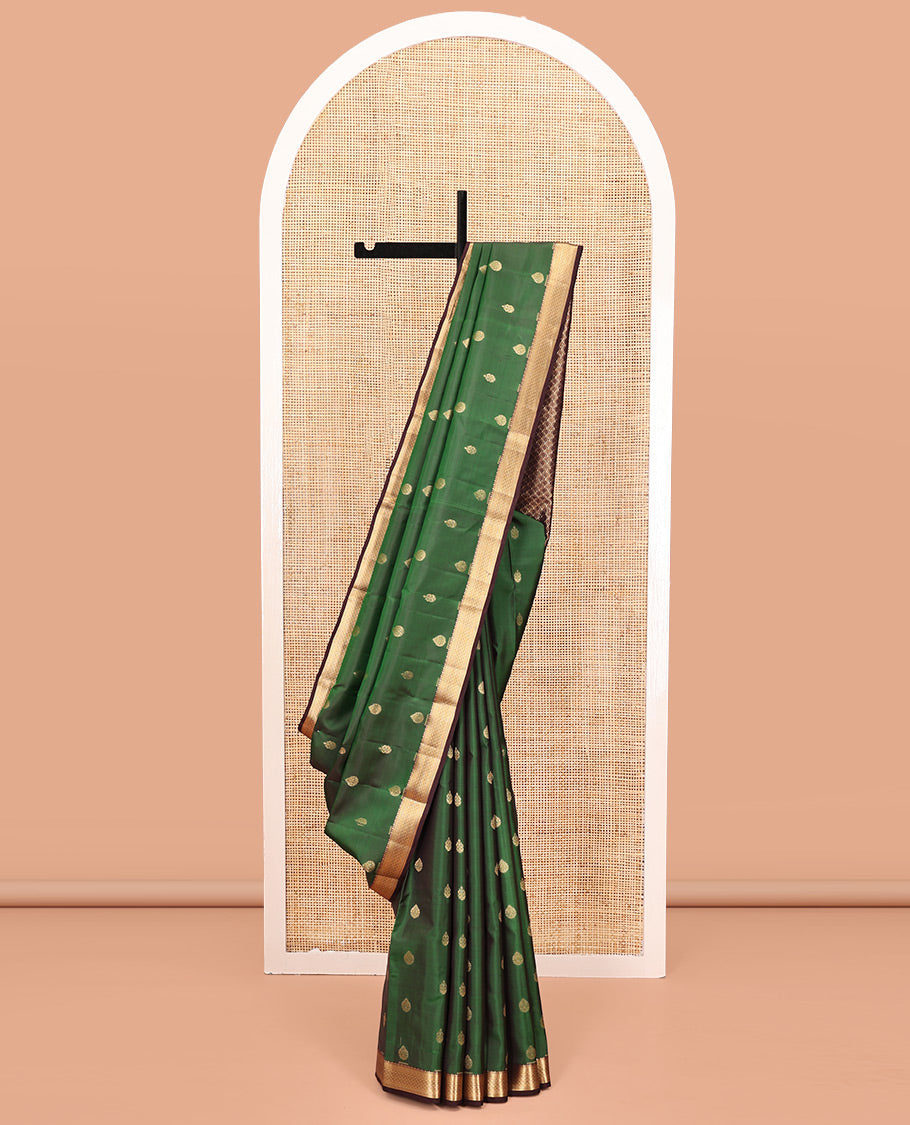 Green Vasundhara Lite Silk Mix Saree, Accentuated with Zari Buttas All Over Its Body, Complemented by Contrast Border of Scallop Designs, Grand Pallu and Paired with a Contrast Blouse