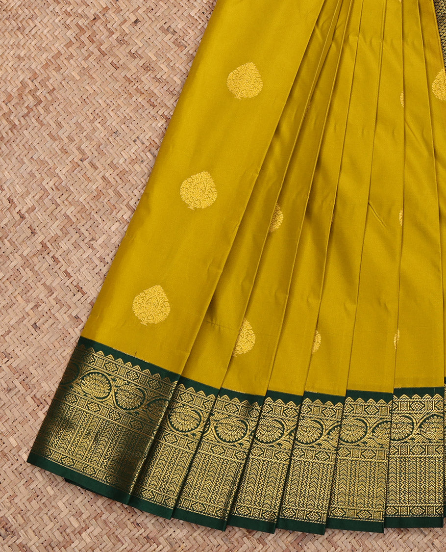 Green Budget Silk Saree, Mesmerized with Zari Buttas, Complemented by Contrast Traditional Border, Grand Pallu and a Contrast Blouse