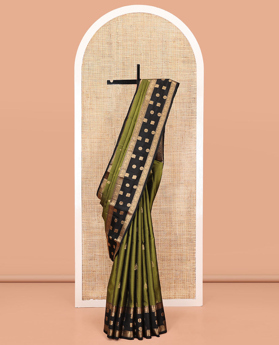 Green Vasundhara Lite Silk Mix Saree, Woven with Zari Buttas All Over Its Body, Complemented by Contrast Border of Rekku, Mayil, and Chakram Designs, Checked Pallu, and Paired with a Contrast Blouse