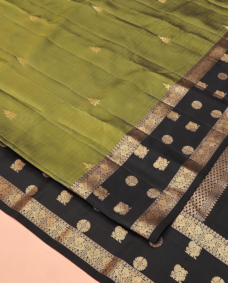 Green Vasundhara Lite Silk Mix Saree, Woven with Zari Buttas All Over Its Body, Complemented by Contrast Border of Rekku, Mayil, and Chakram Designs, Checked Pallu, and Paired with a Contrast Blouse
