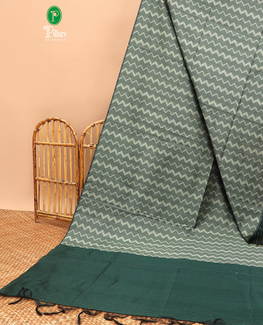 Borderless dark green kicha zig zad design semi jute saree with plain pallu & lining blouse
