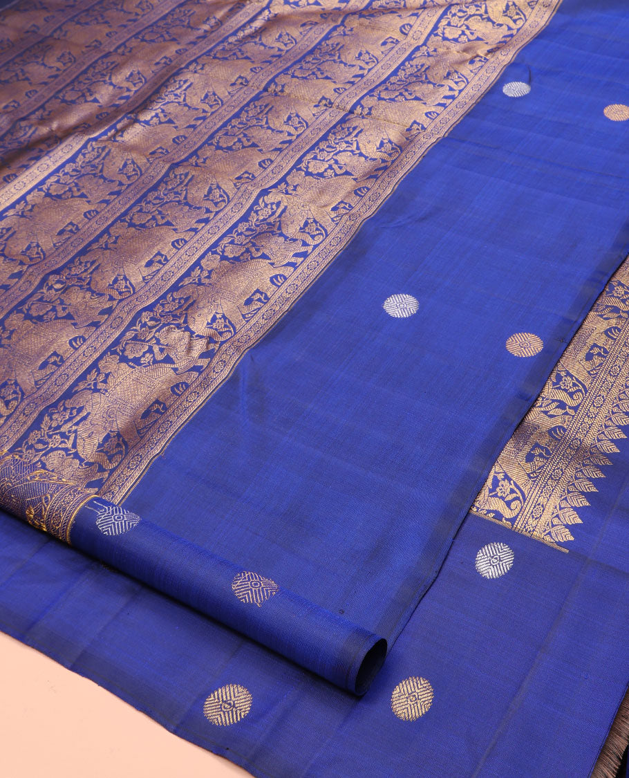 Blue Kanchipuram Designer Silk Saree, Richly Detailed with King and Solider Theme Jacquard Design On Its Body, Highlighted by Zari Border of Rudraksham Designs, Grandly Decked Up Pallu and Paired with a Matching Blouse