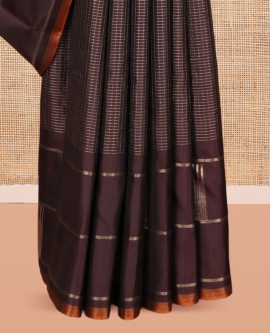 Brown Kanchipuram Silk Saree, Detailed with Micro-Checked Designs, Uniquely Designed Border, Contrast Scallop-Patterned Pallu, and a Contrast Blouse