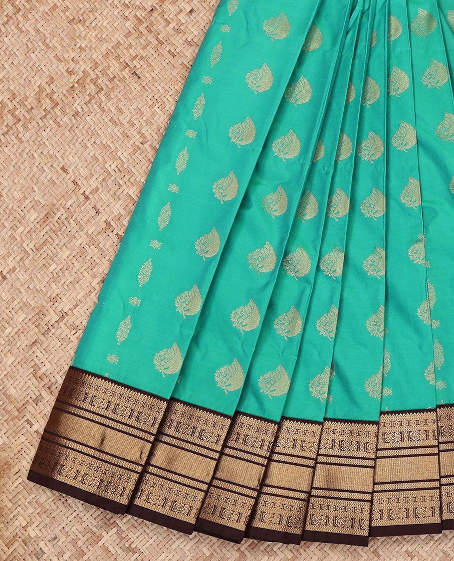 Green Budget Silk Saree, Spotlighted with Leaf Zari Buttas All Over Its Body, Complemented by a Contrast Traditional Zari Design Border, Grand Pallu, and Paired with a Contrast Blouse