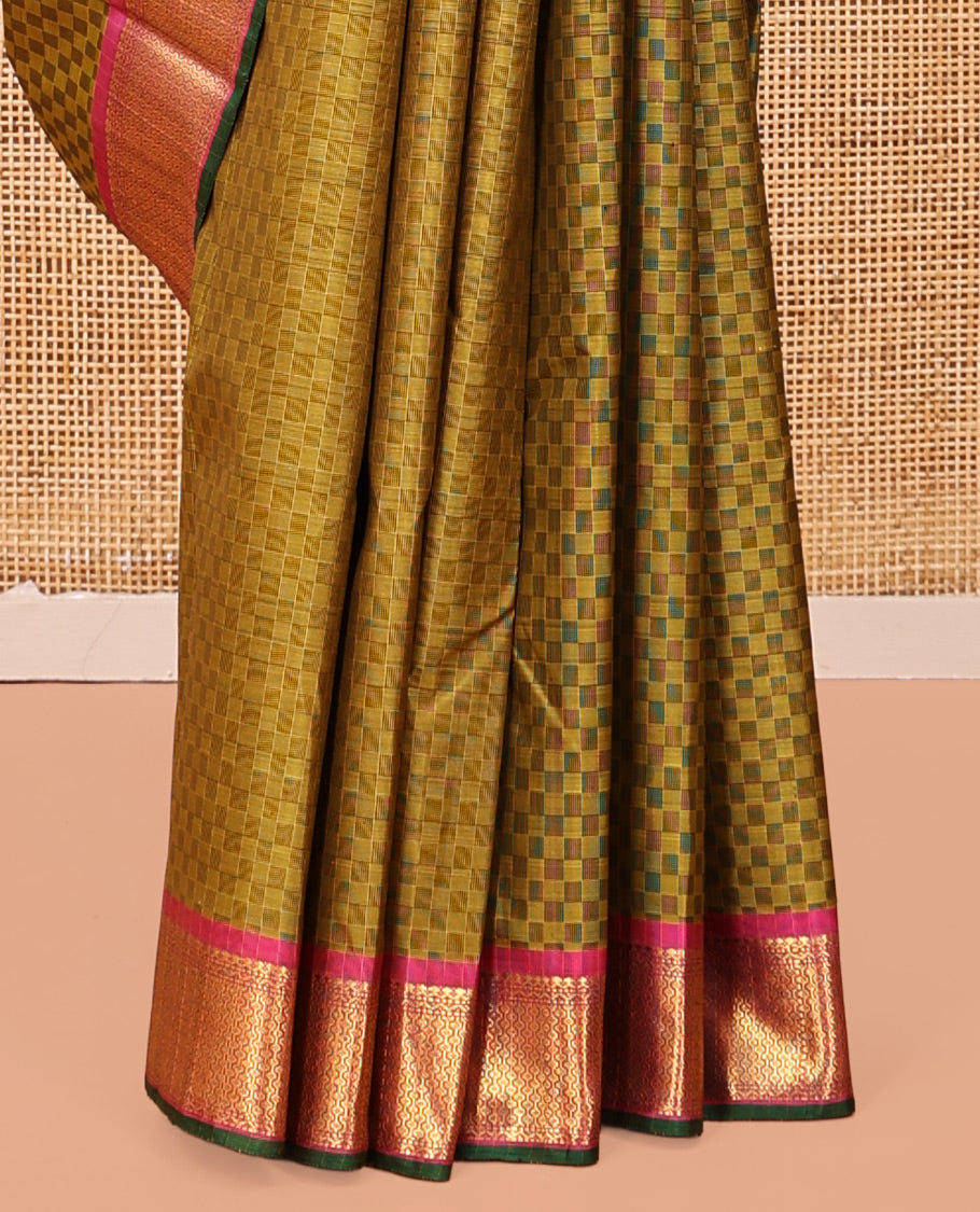 Green Paiyaadi Kattam Kanchipuram Silk Saree, Complemented by a Contrast Border of Salngai, and Then Kuli Kann Designs, Zari Design Pallu, and Contrast Blouse