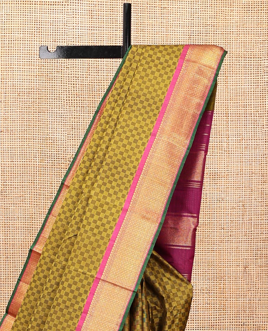 Green Paiyaadi Kattam Kanchipuram Silk Saree, Complemented by a Contrast Border of Salngai, and Then Kuli Kann Designs, Zari Design Pallu, and Contrast Blouse
