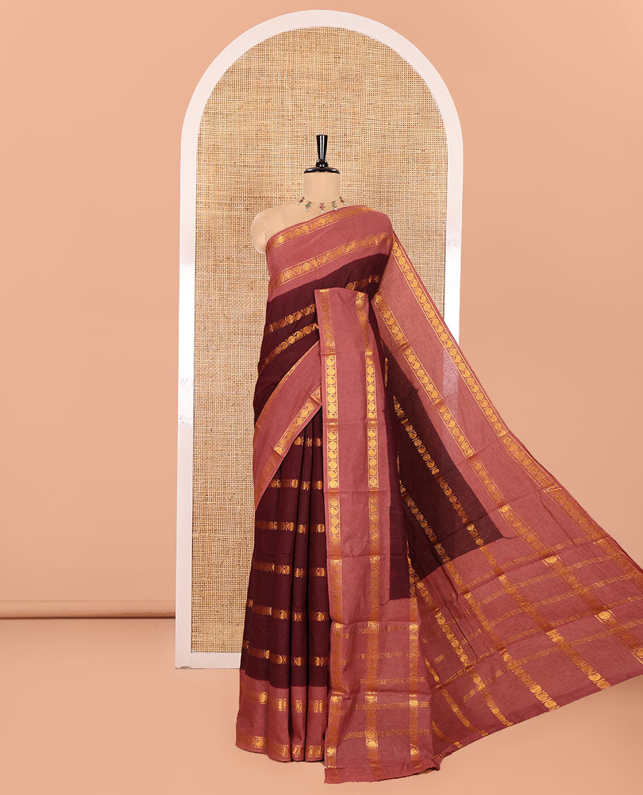 Maroon Sungudi Cotton Saree, Accentuated with Rudraksham and Paisley Buttas on Its Body, Complemented by a Contrast Rettai Pettu Border of Rudraksham and Paisley Designs, Gleaming Zari-Striped Pallu, and Paired with a Contrast Blouse