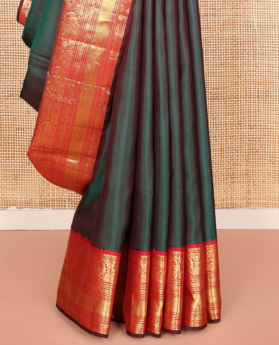 Green Plain Kanchipuram Soft Silk Saree, Complemented by a Contrast Korvai Border of Thilakam Mokku, Mayil, Muthu, Neli, and Mayil Kann Designs, Zari Elevated Jaal Pallu, and Paired with a Contrast Blouse