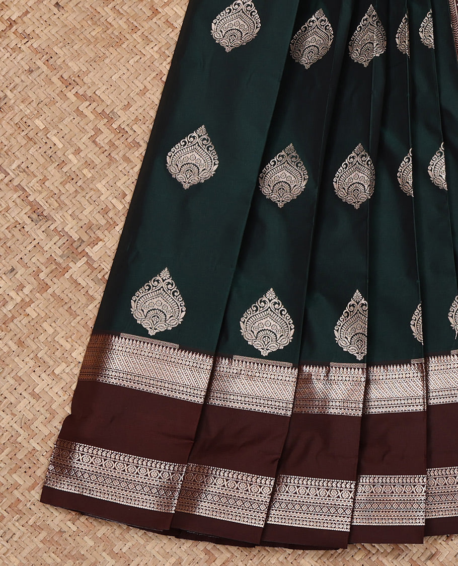 Green Budget Silk Saree, Accentuated with Zari Buttas All Over Its Body, Complemented by a Contrast Traditional Zari Design Rettai Pettu Border, Intricate Pallu, and Paired with a Contrast Blouse