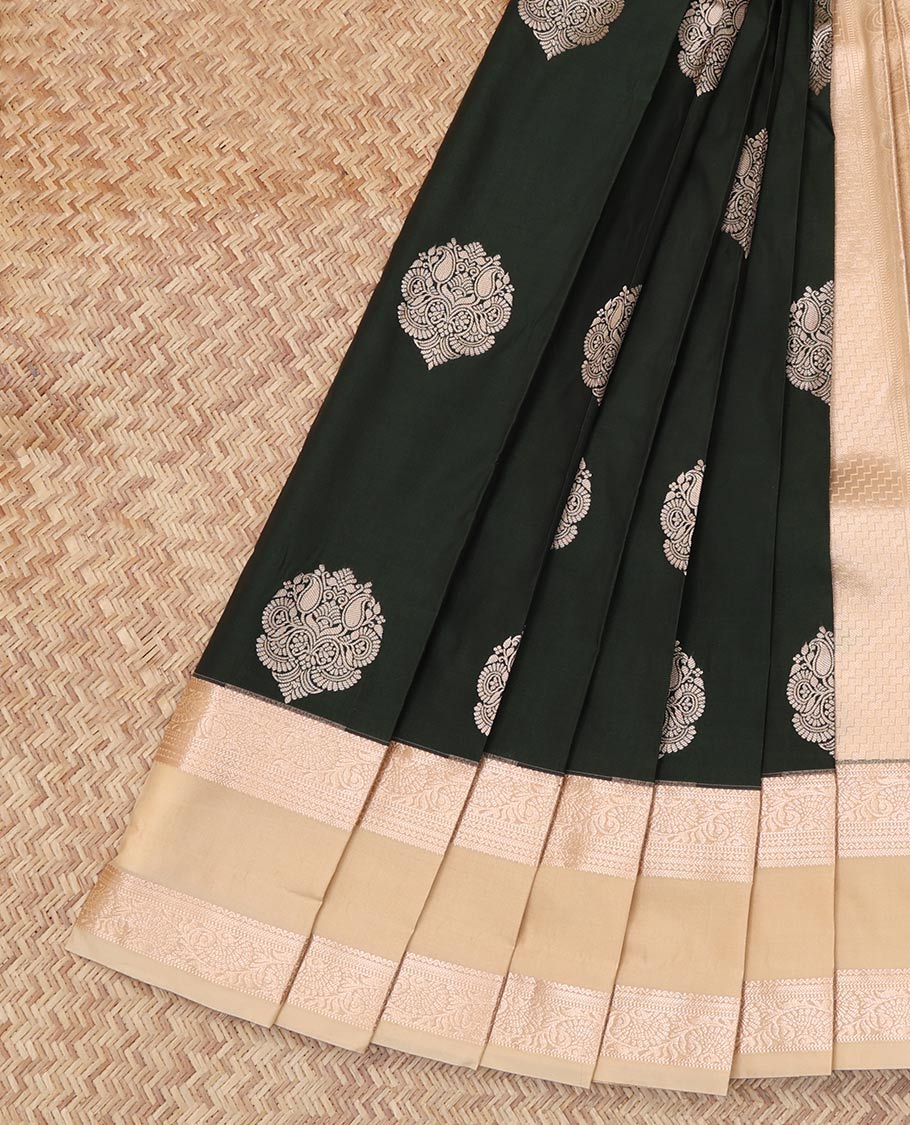 Green Budget Silk Saree, Enriched with Jacquard Design, Complemented by Contrast Traditional Rettai Pettu Zari Border, a Grand Pallu and a Contrast Blouse