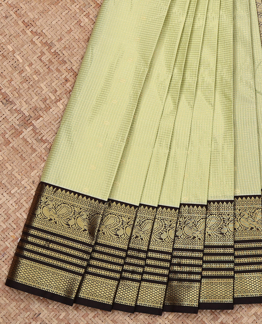 Green Budget Silk Saree, Gleamed Up with Zari Checked Design on Its Body, Complemented by a Contrast Traditional Zari Border of Peacock Designs, Grand Jaal-Patterned Pallu, and Paired with a Contrast Blouse