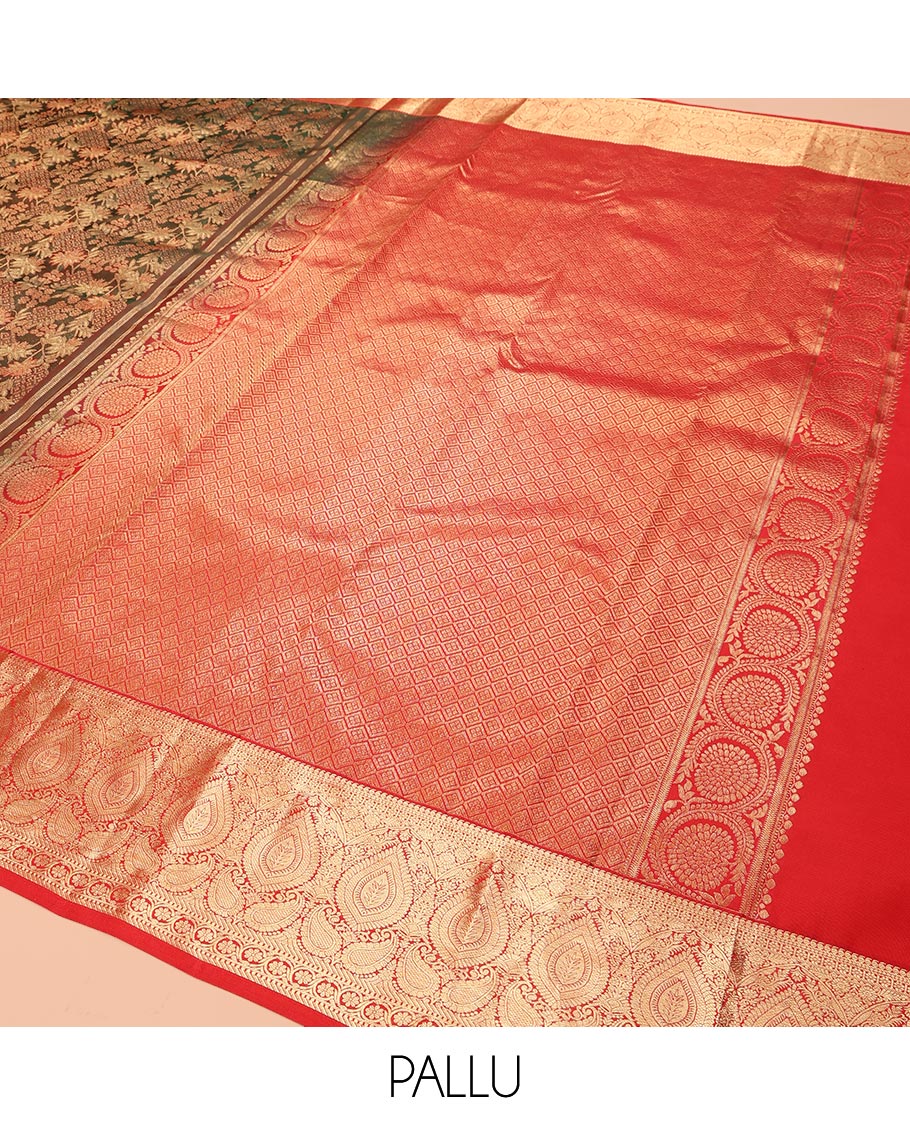 Green Kanchipuram Wedding Silk Saree, Adorned with Jacquard Design, a Contrast Border of Traditional Zari Design, Grand Pallu, and a Contrast Blouse
