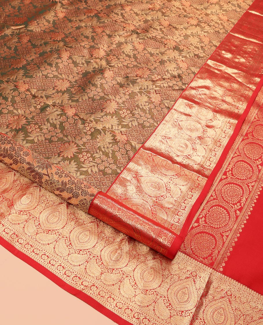 Green Kanchipuram Wedding Silk Saree, Adorned with Jacquard Design, a Contrast Border of Traditional Zari Design, Grand Pallu, and a Contrast Blouse