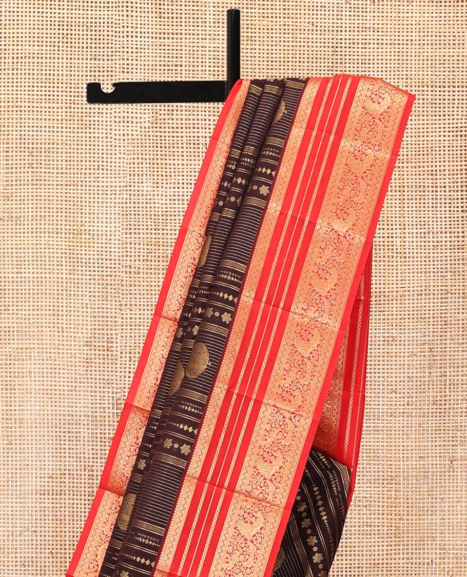 Coffee Brown and Red Budget Silk Saree, Enriched with Zari Buttas and Vaira Oosai Designs On Its Body, Complemented by Contrast Traditional Zari Designs Woven Border, Grand Pallu and Paired with a Contrast Blouse