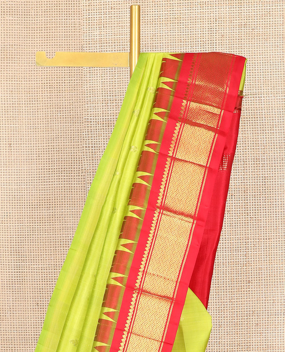 Green zari buttas Kanchipuram silk saree, contrast one-sided thazampoo rekku border of thilakam mokku & paayadi kann & zari design pallu